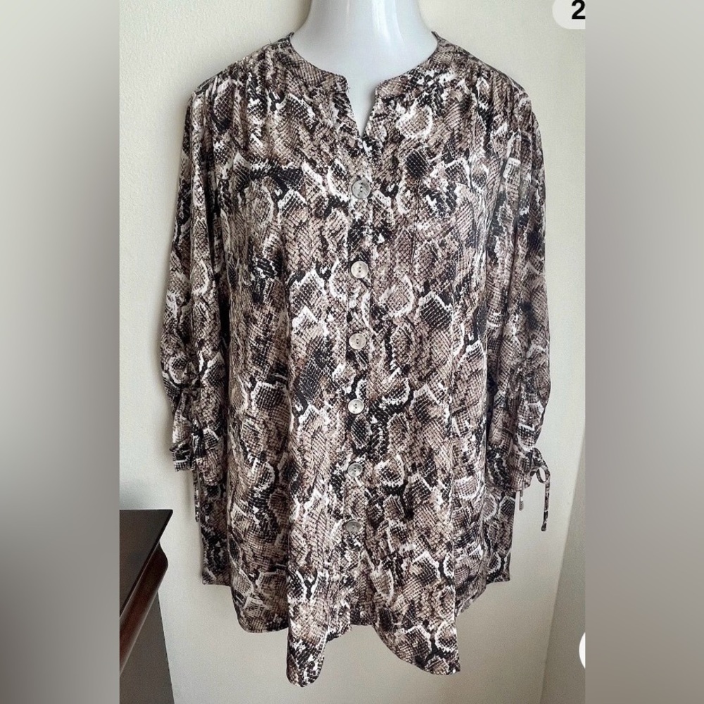 NWT- NEW DIRECTIONS PLUS SIZE 3X
WOMEN’S SNAKESKIN TOP